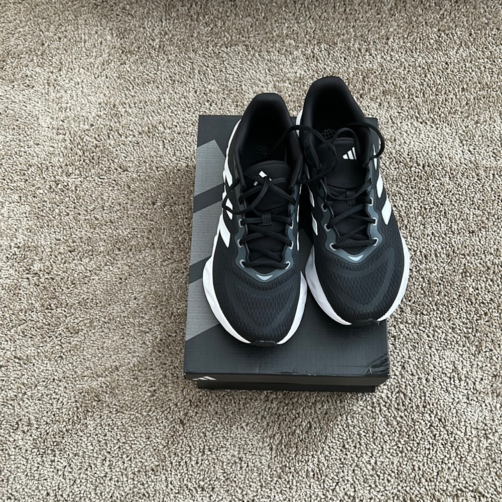 Adidas training swift black and white sneakers